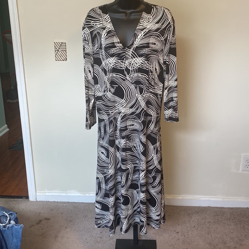 PRE-OWNED WOMEN’S ISADORA COLLECTION, BLACK & WHITE SHEATH DRESS - Picture 3 of 12